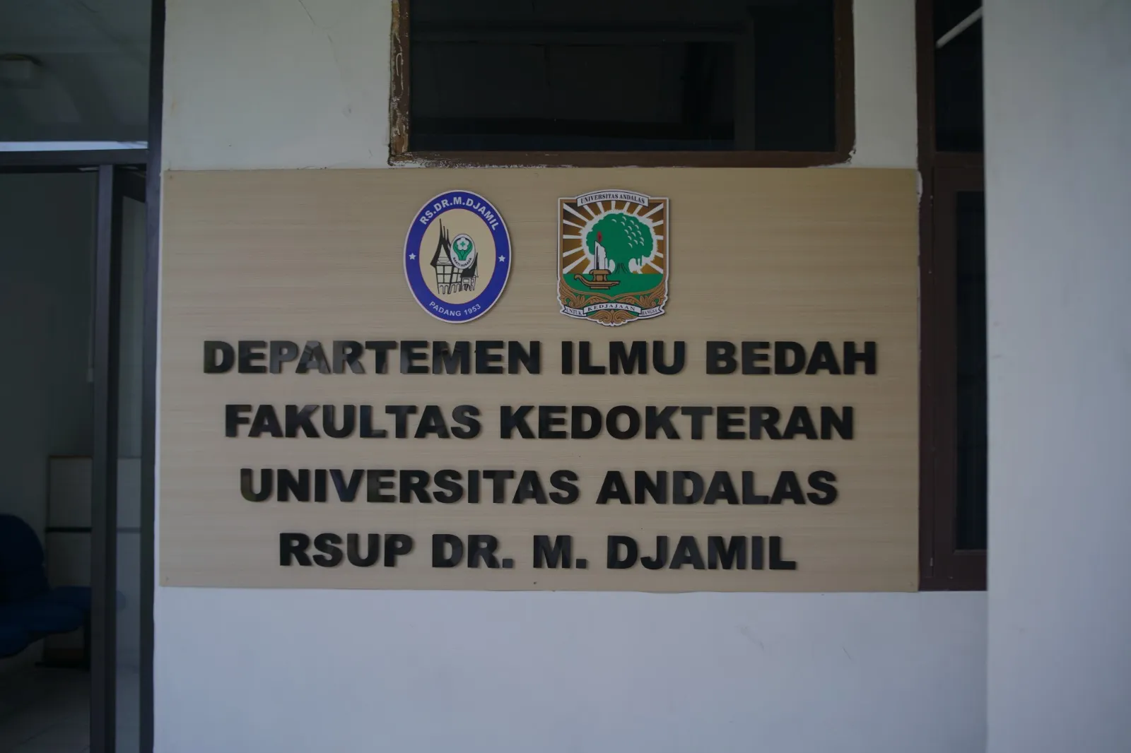 Papan identitas Departemen Ilmu Bedah Fakultas Kedokteran Universitas Andalas di RSUP Dr. M. Djamil