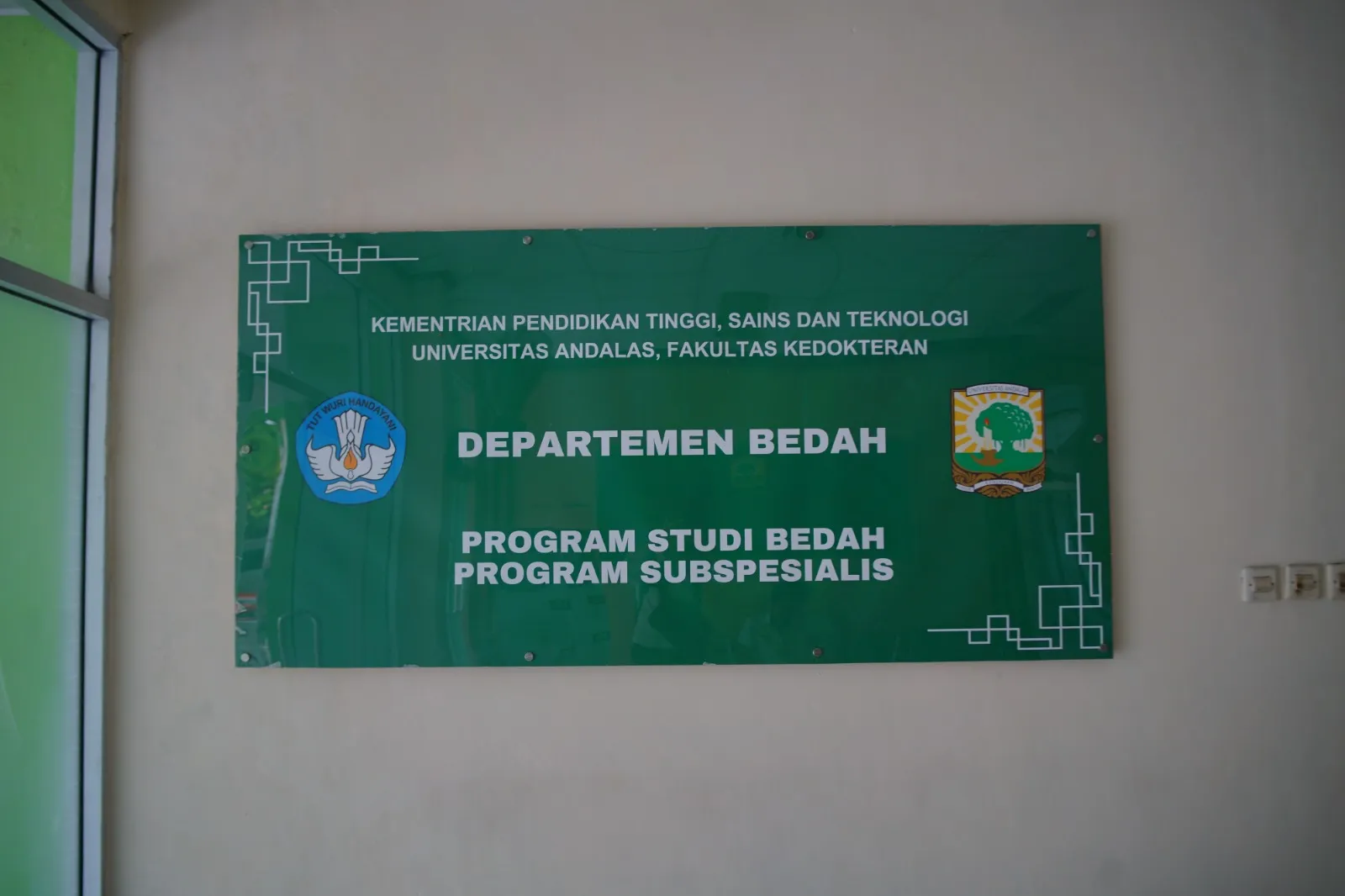 Papan identitas Program Studi Bedah Program Subspesialis Fakultas Kedokteran Universitas Andalas