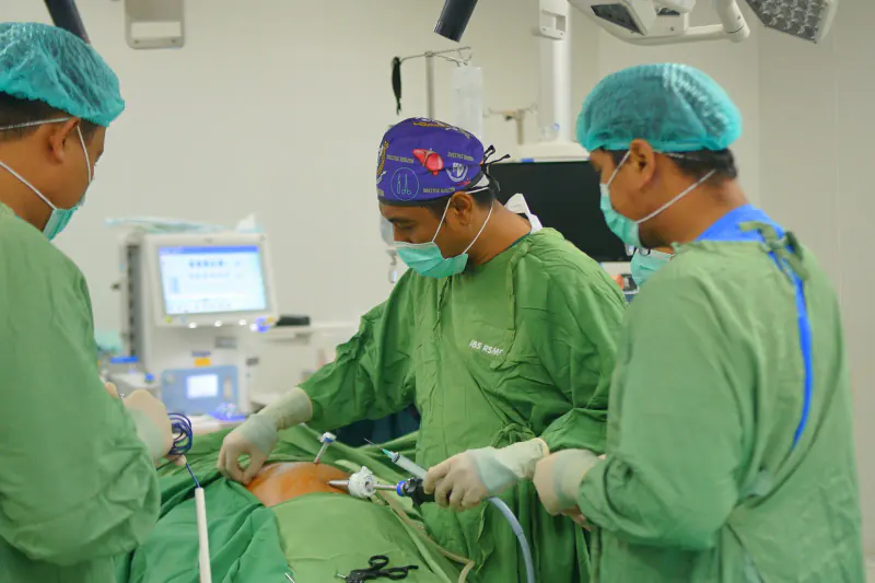 Tim bedah digestif melakukan prosedur laparoskopi abdomen