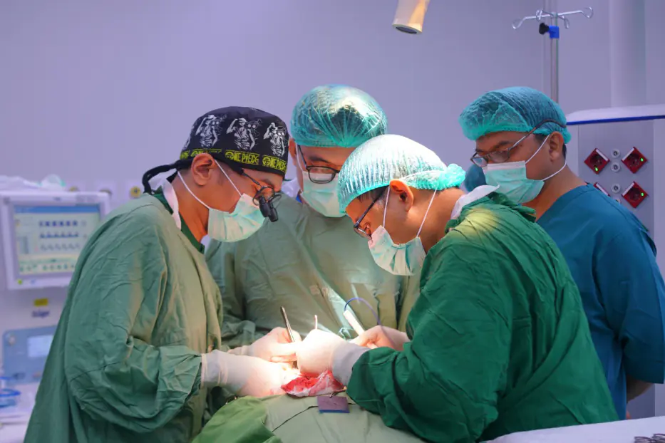 Tim dokter melakukan tindakan bedah di ruang operasi untuk Bedah Onkologi