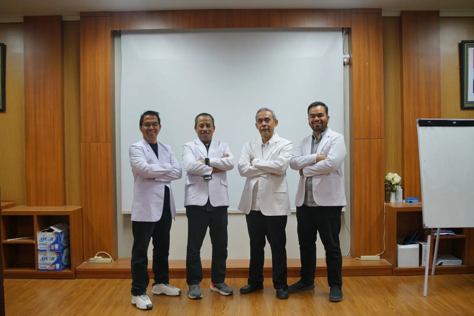 Tim akademik program berfoto bersama di ruang pertemuan