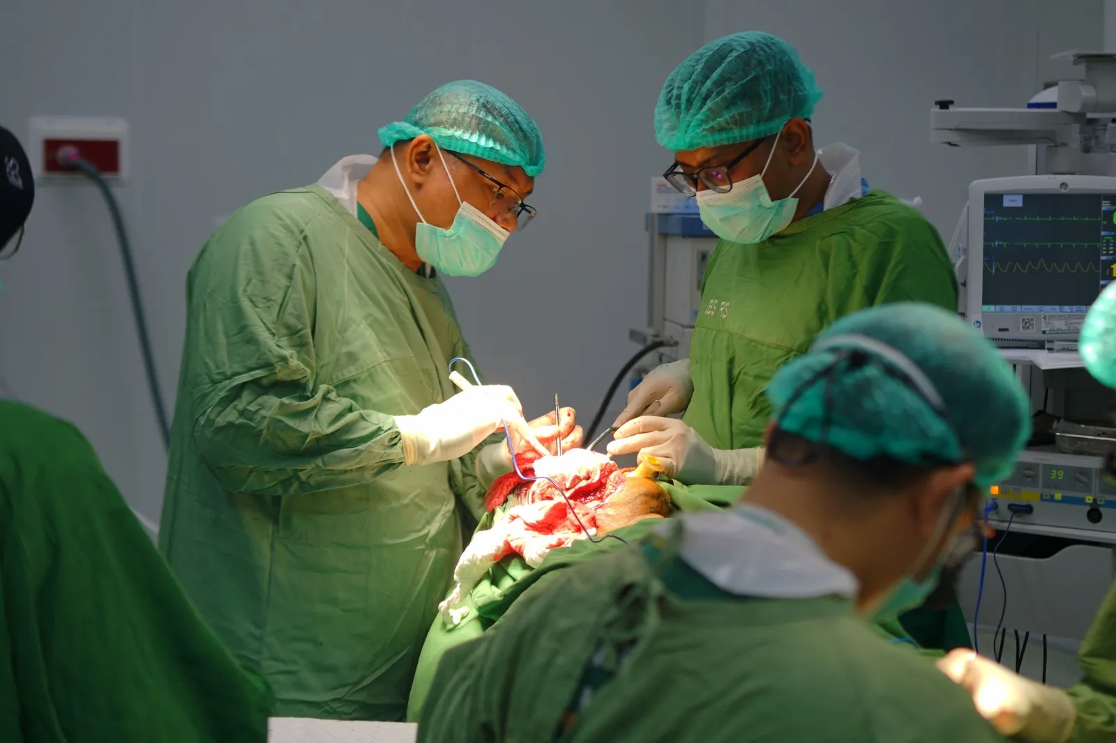 Tim klinis dalam lingkungan kamar operasi