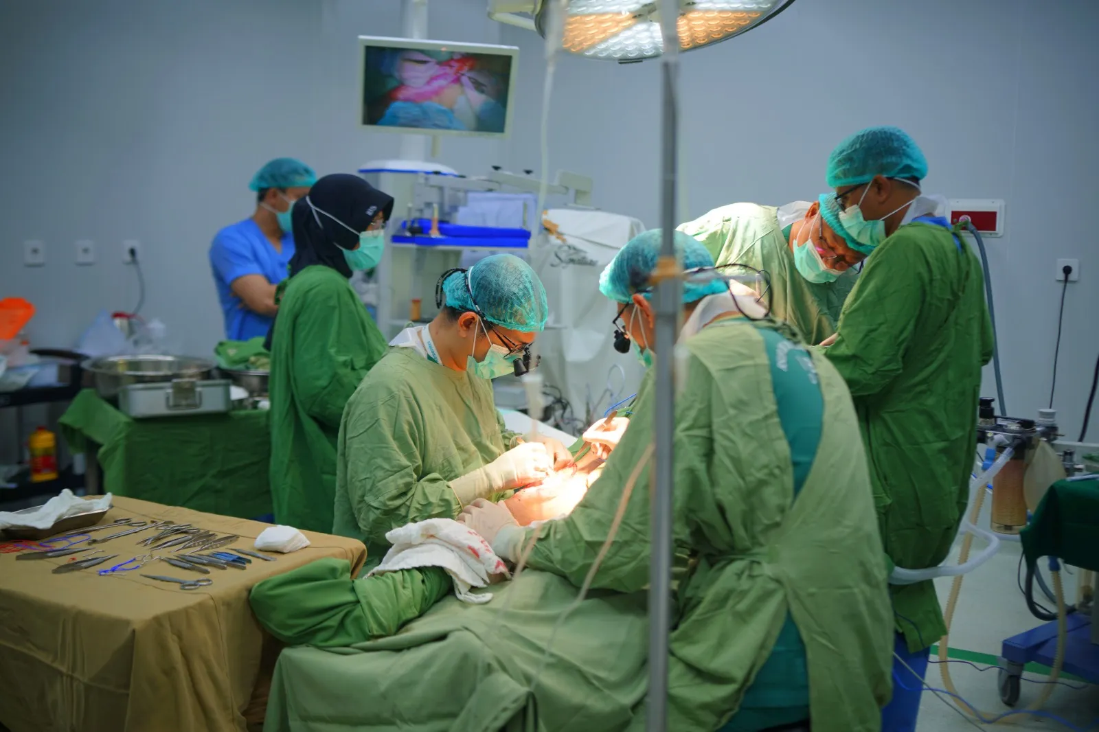 Tim klinis program di lingkungan kamar operasi
