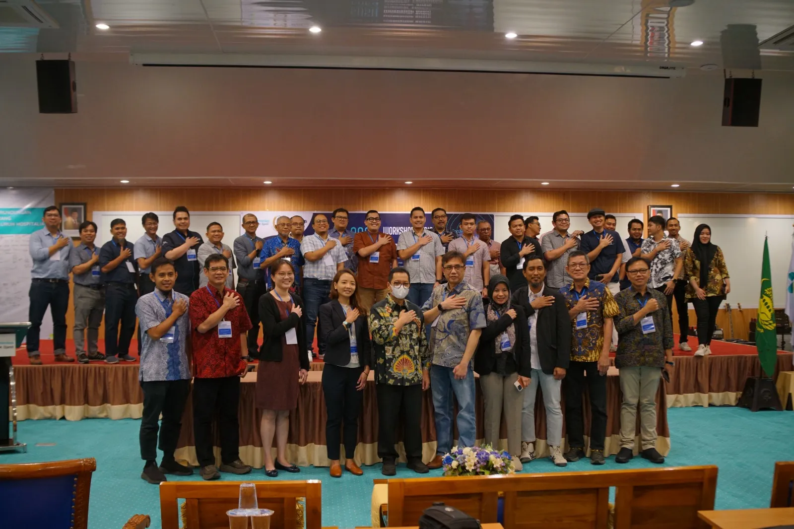Peserta kegiatan berfoto bersama seusai workshop